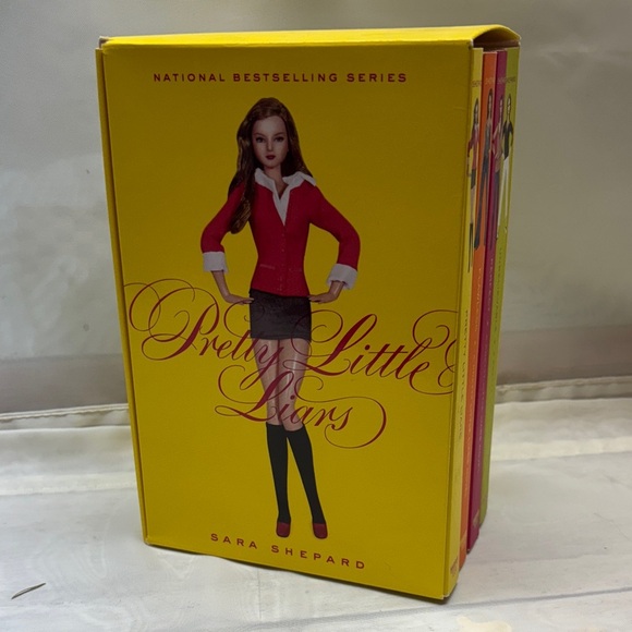 Pretty Little Liars Book Box Set - Picture 2 of 6